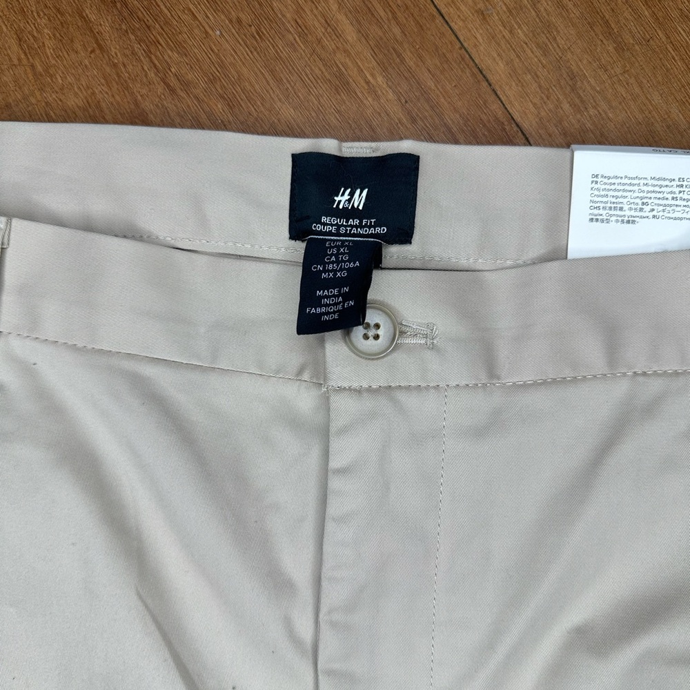 H&M Men's Cream Flat Front Shorts - Picture 2 of 3
